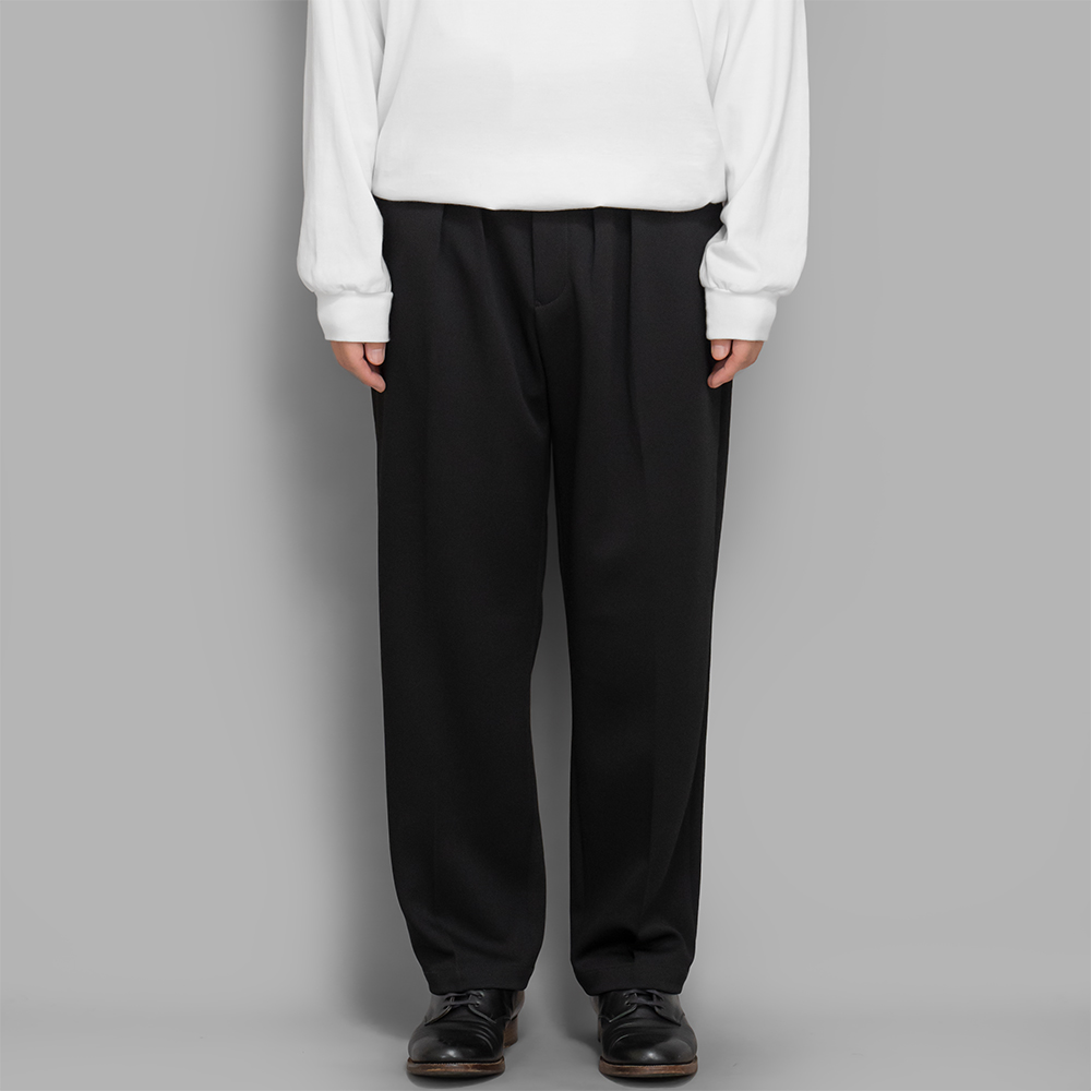 FARAH / Two Tuck Wide Tapered Pants (Jersey-Black)