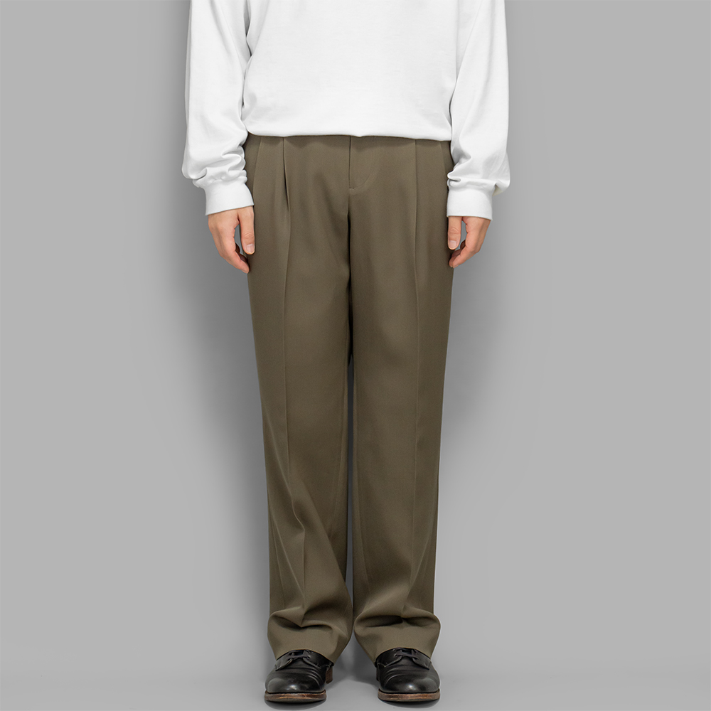 AURALEE / Light Wool Max Gabardine Two-Tuck Slacks (Dark Olive Brown)
