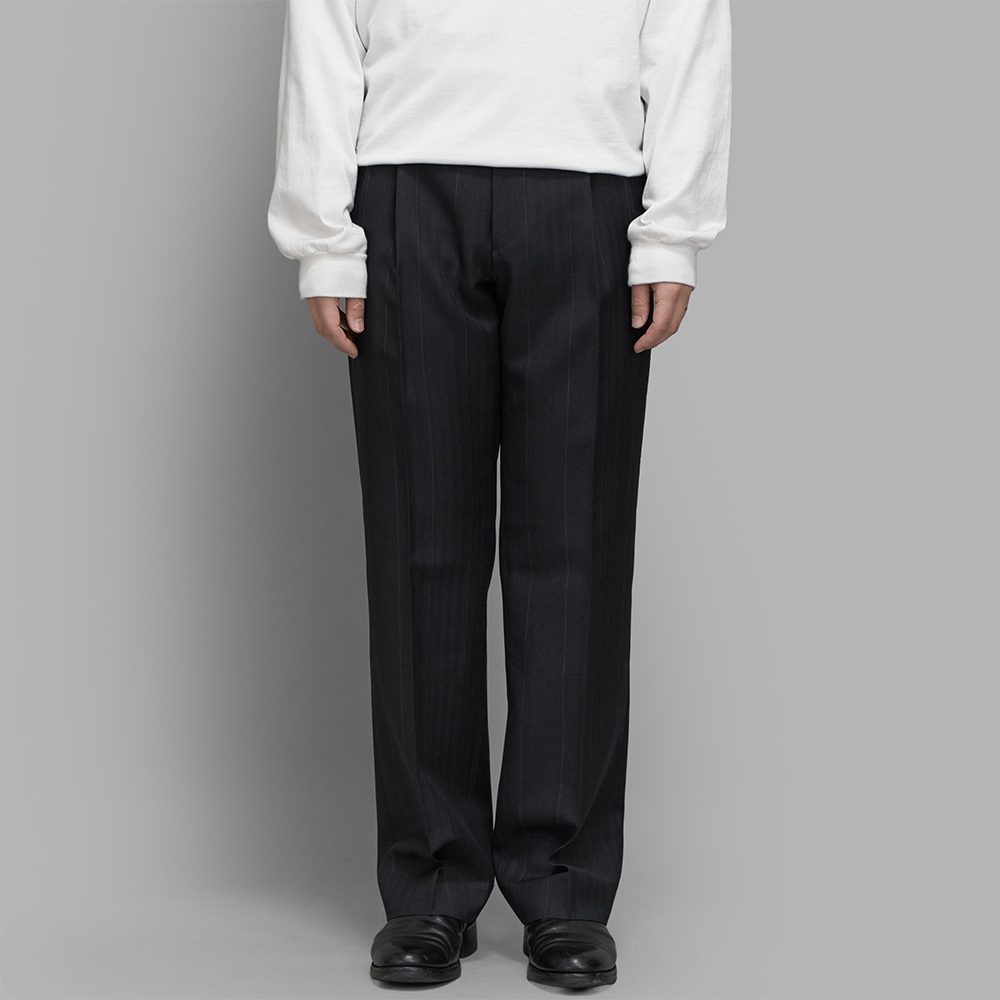 AURALEE / Bluefaced Wool Two-Tuck Slacks (Charcoal Navy Stripe)