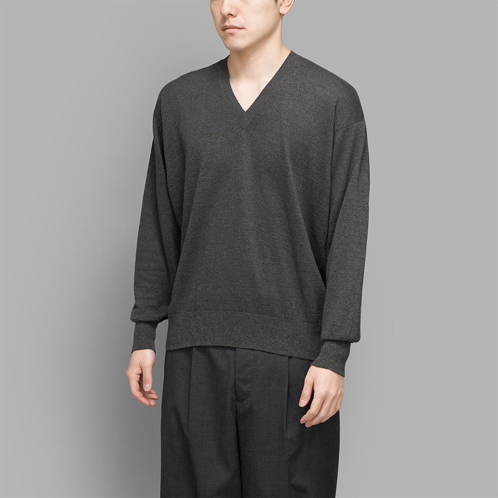 Olde H & Daughter / Linen / Silk Plain Stitch V Neck L/S (Charcoal)