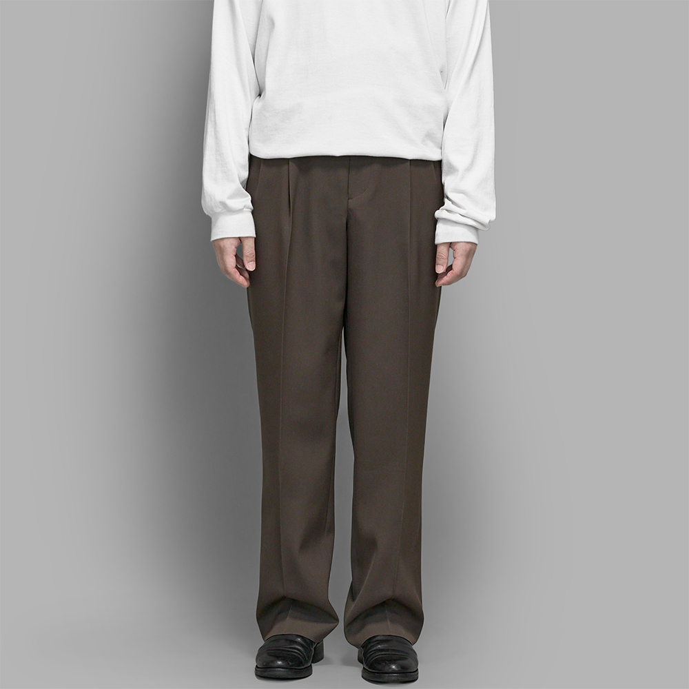 AURALEE / Light Wool Max Gabardine Two-Tuck Slacks (Dark Brown)
