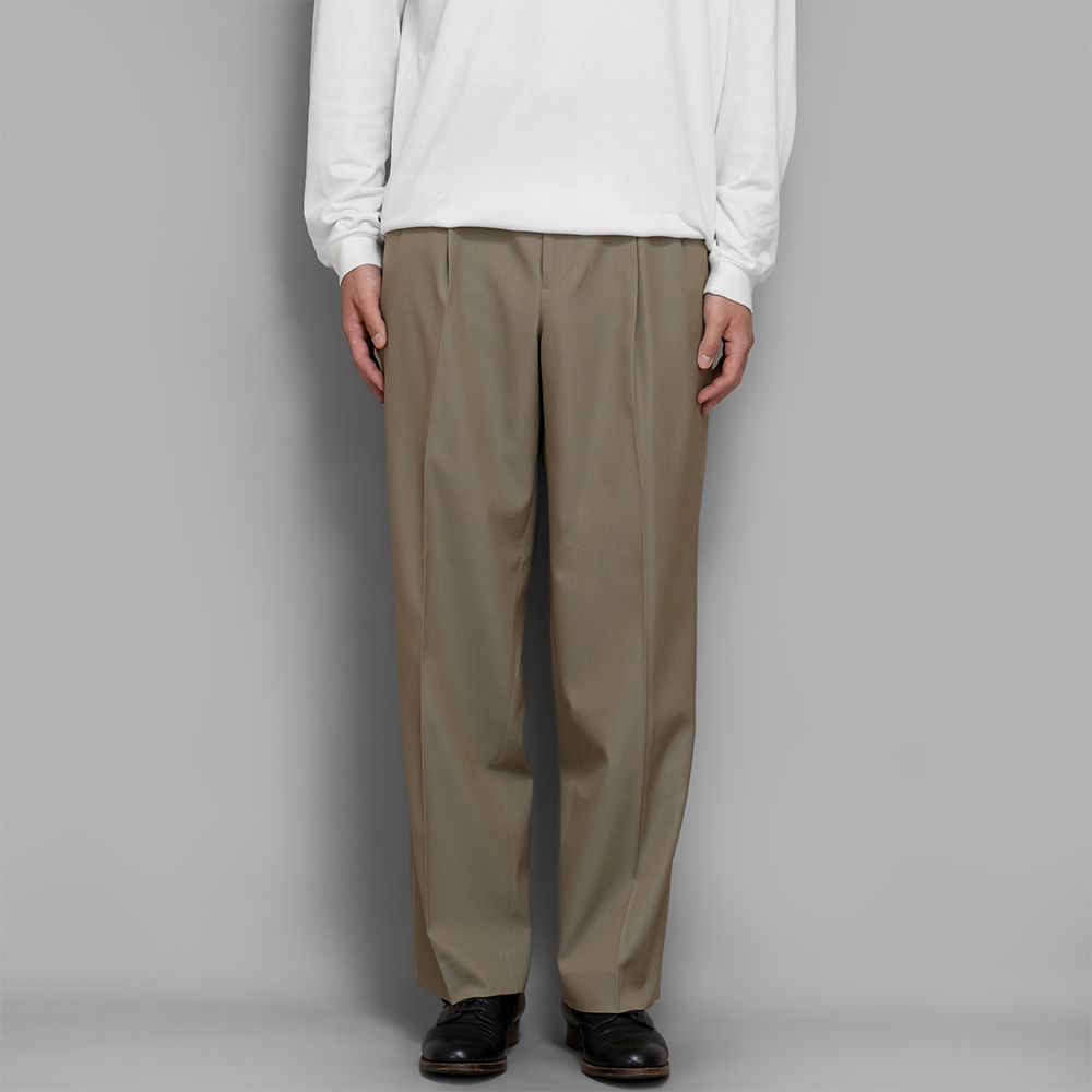 AURALEE / Light Wool Max Gabardine Two-Tuck Slacks (Khaki Chambray)