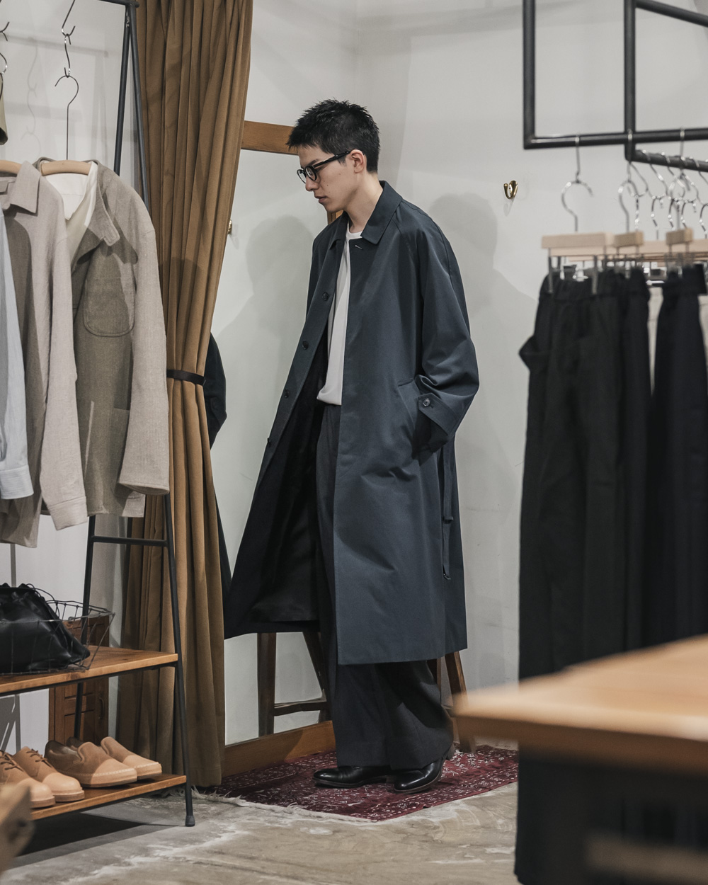 AURALEE / Finx Hard Twist Gabardine Soutien Collar Coat (Ink Black  Chambray) | twelve