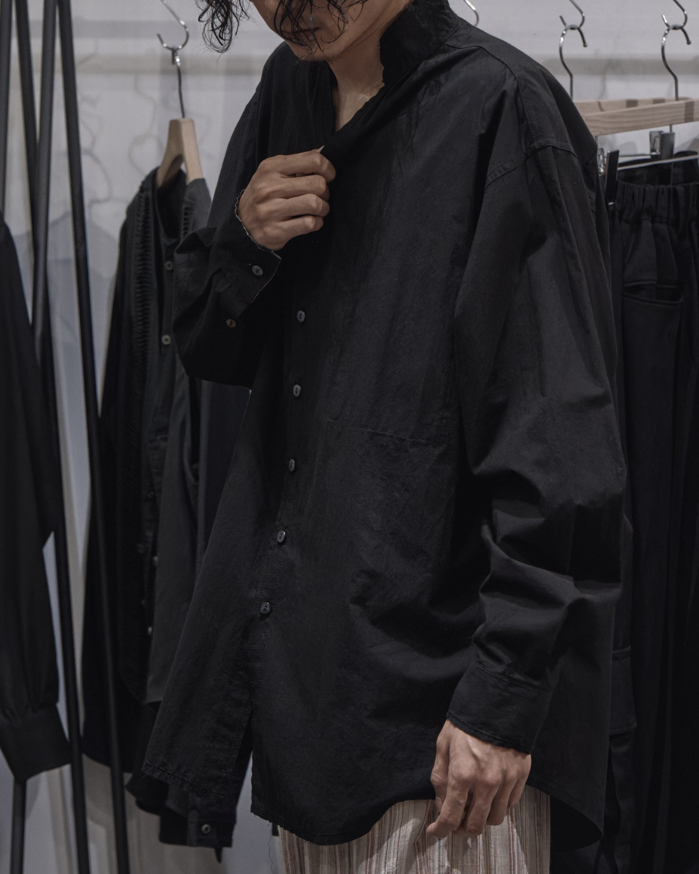 BLACKBIRD / Cut Off Collar Shirt (Black) | twelve