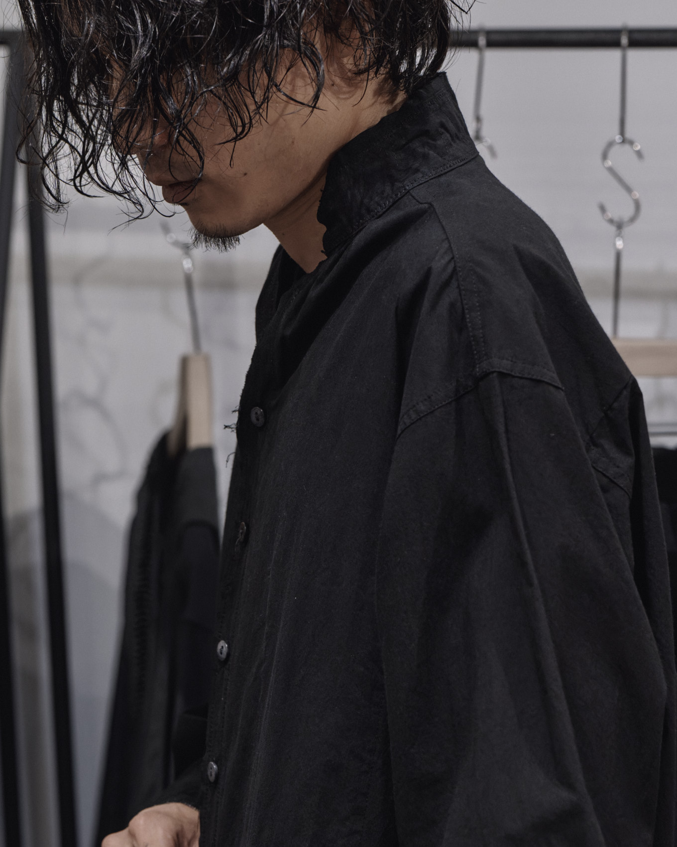 BLACKBIRD / Cut Off Collar Shirt (Black) | twelve
